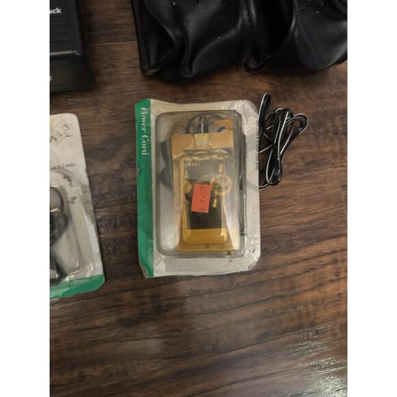 Lot of 2 Radio Shack TRC-235 Walkie Talkie CB Citizens Band Transceiver 3 Ch. - Picture 4 of 7